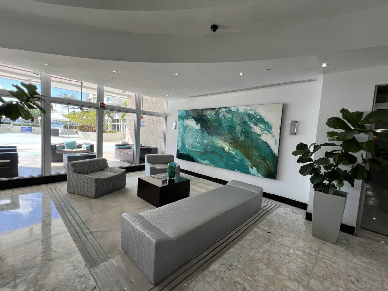 Mirador lobby