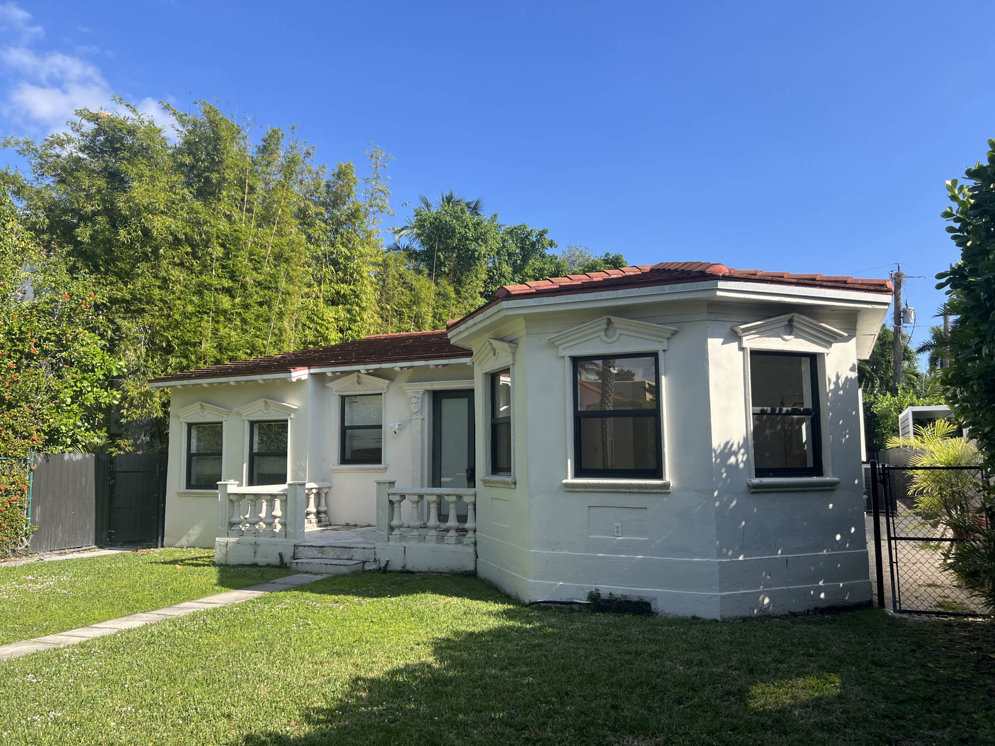 villa with front garden